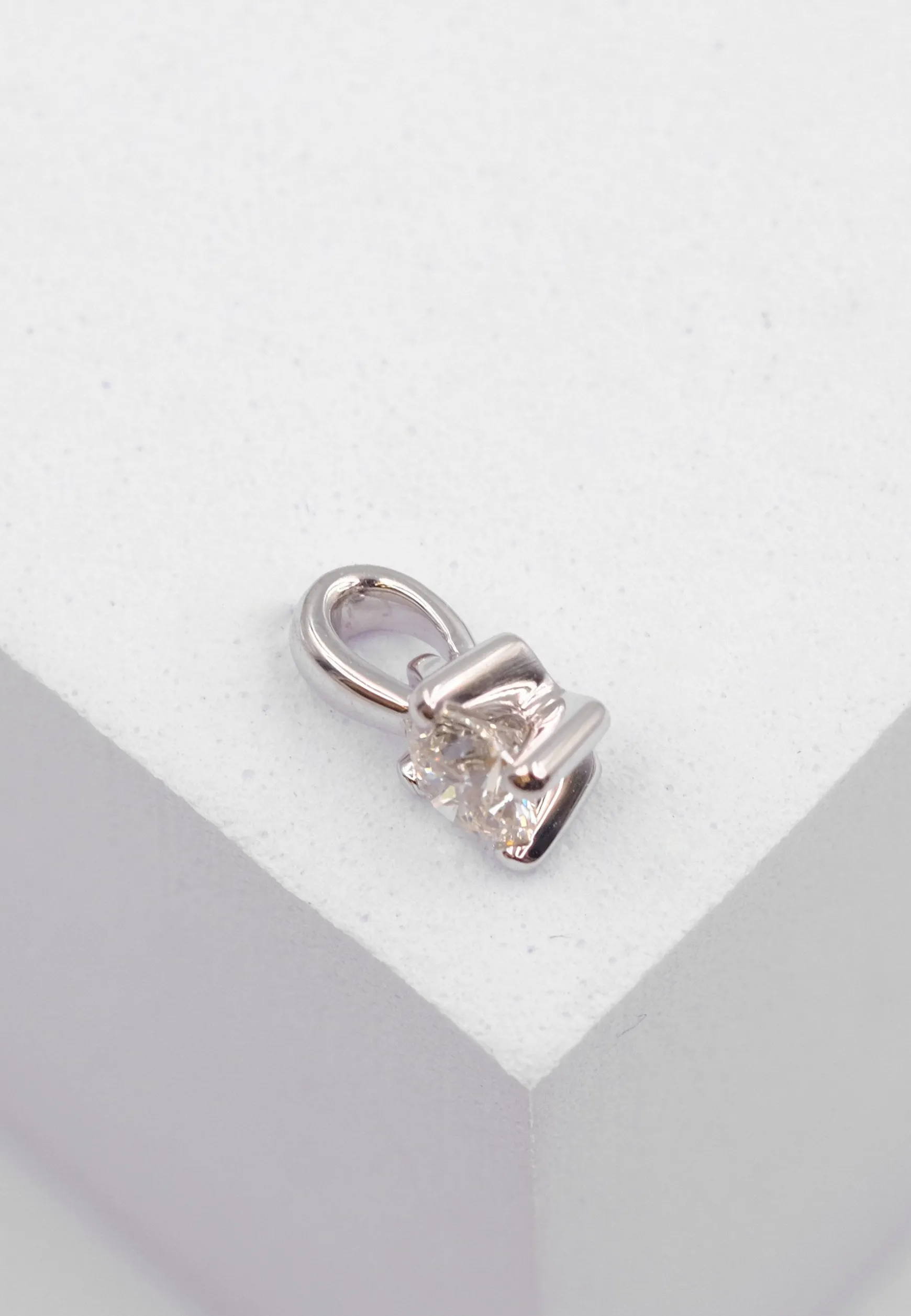Anhänger 4-Griff-Fassung Diamant 0.30ct. Weissgold 750