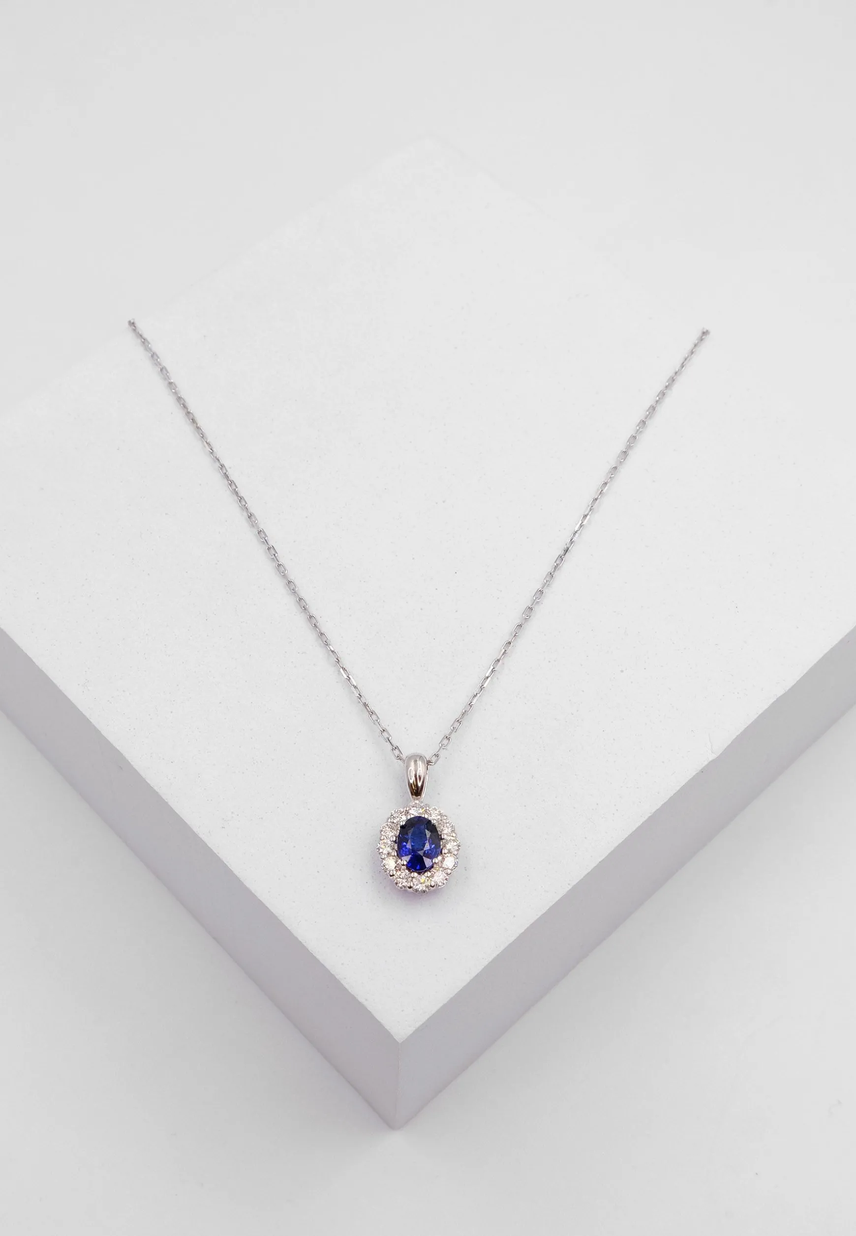 Anhänger Weissgold 750 Saphir 0.83ct. Brillanten 0.40ct.