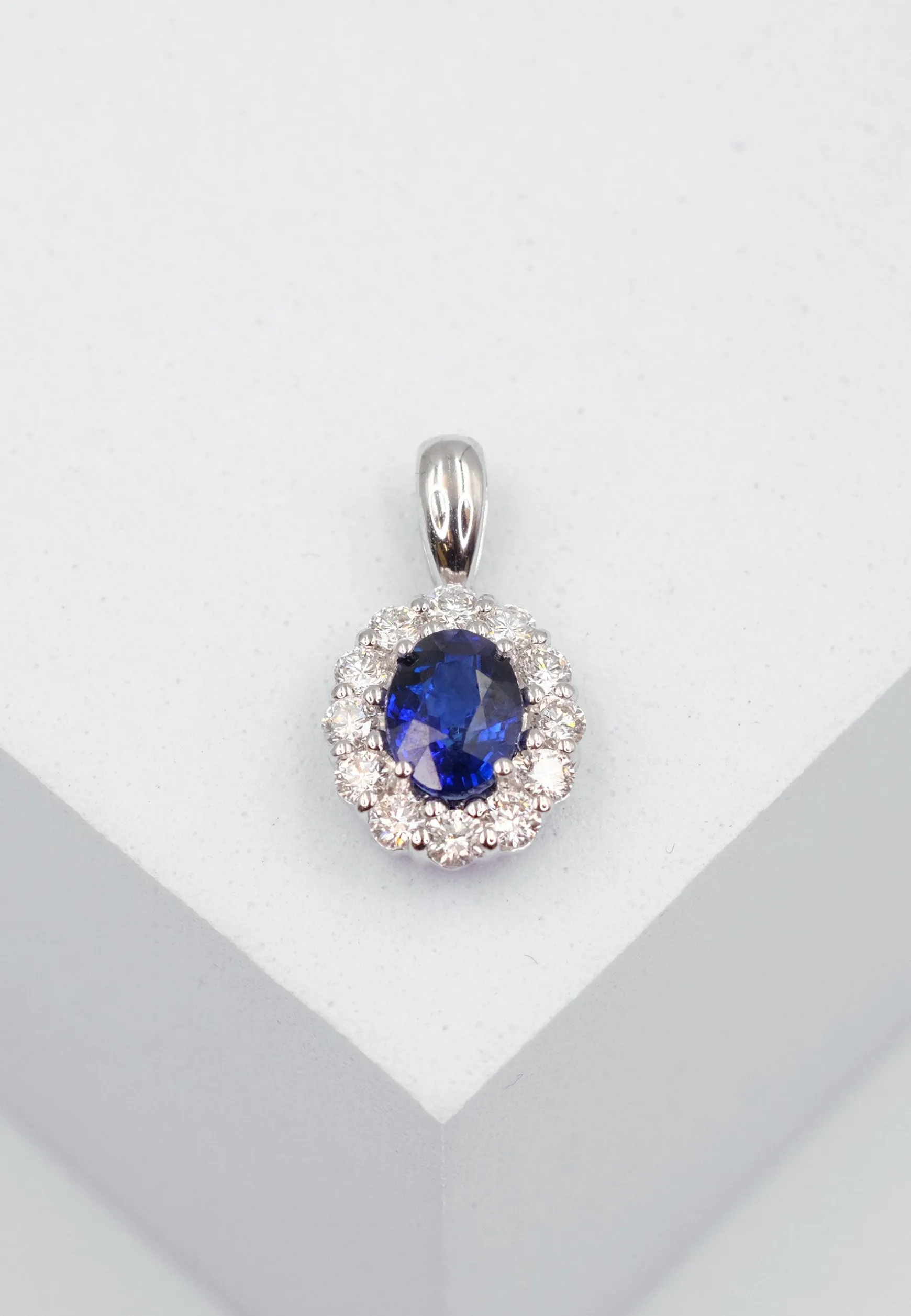 Anhänger Weissgold 750 Saphir 0.83ct. Brillanten 0.40ct.