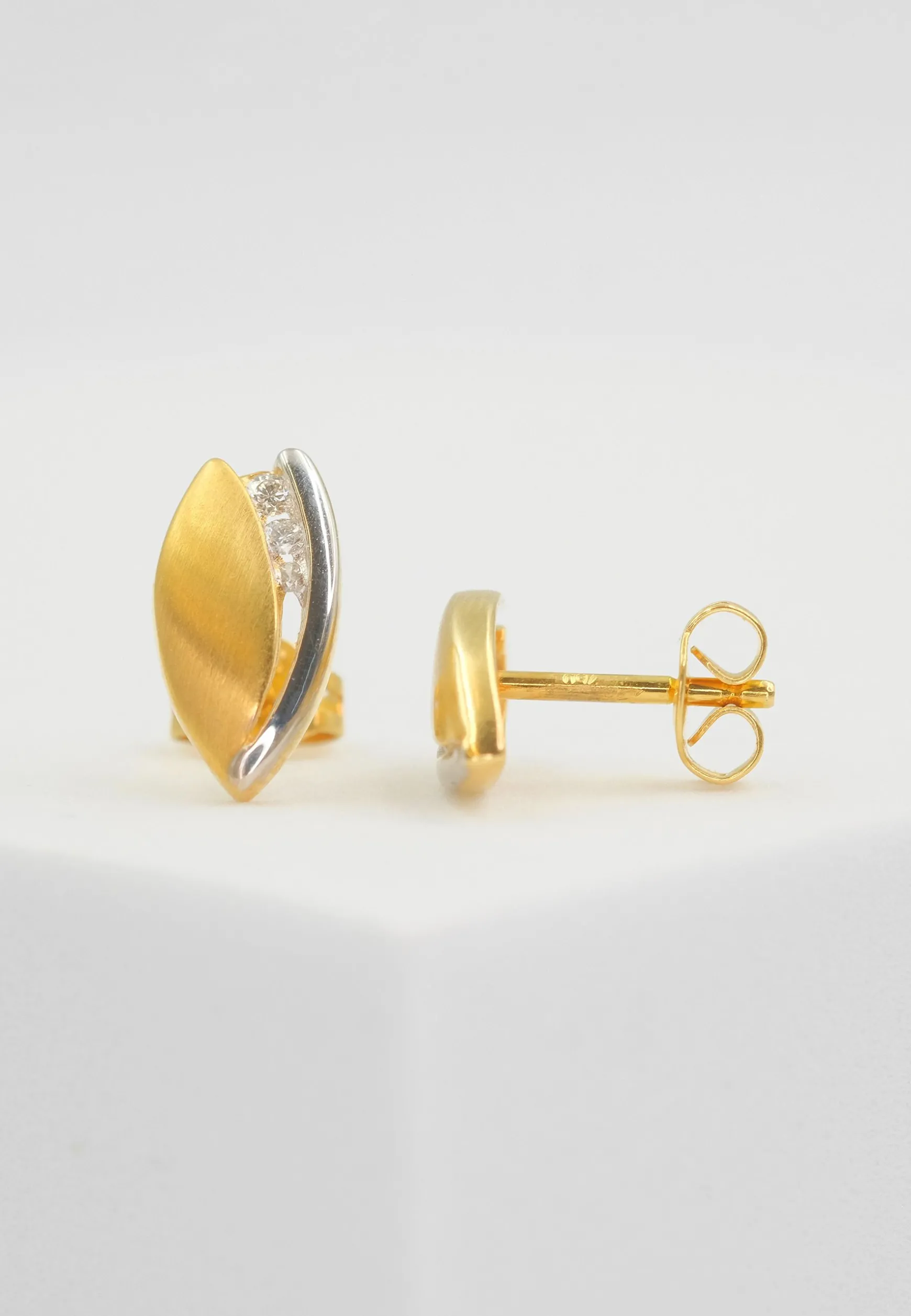 Ohrstecker Bicolor Gelb-/Weissgold 750 Diamant 0.06ct. 10x6mm