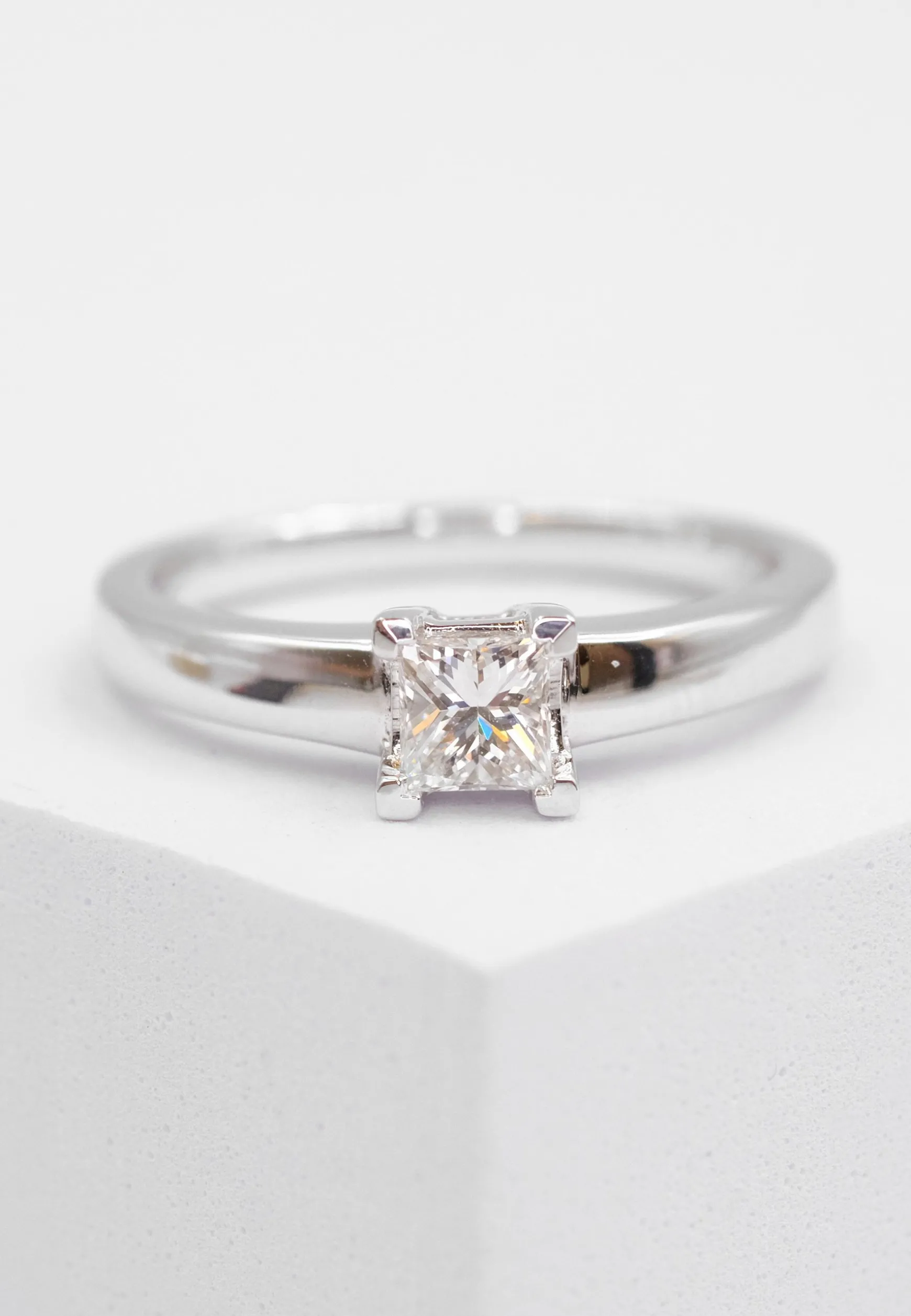 Solitaire Ring Diamant 0.47ct. Princess Weissgold 750