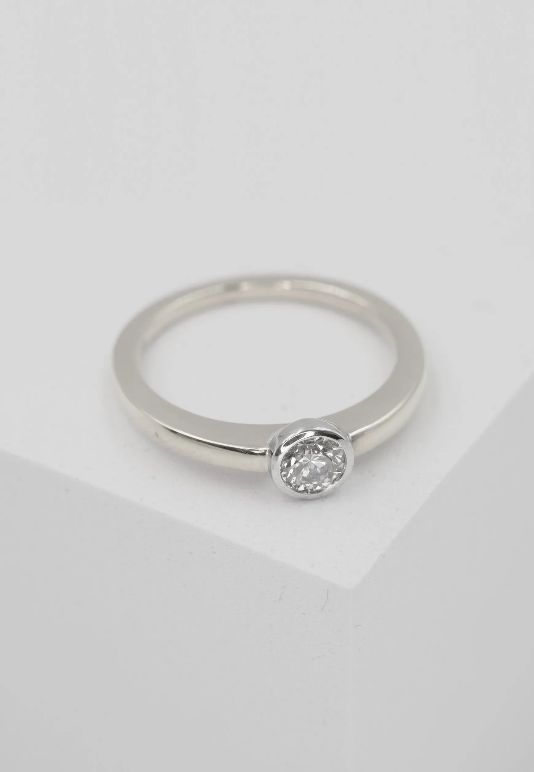 Solitär Ring Zargen-Fassung Weissgold 750, Brillant 0.33ct. (56)