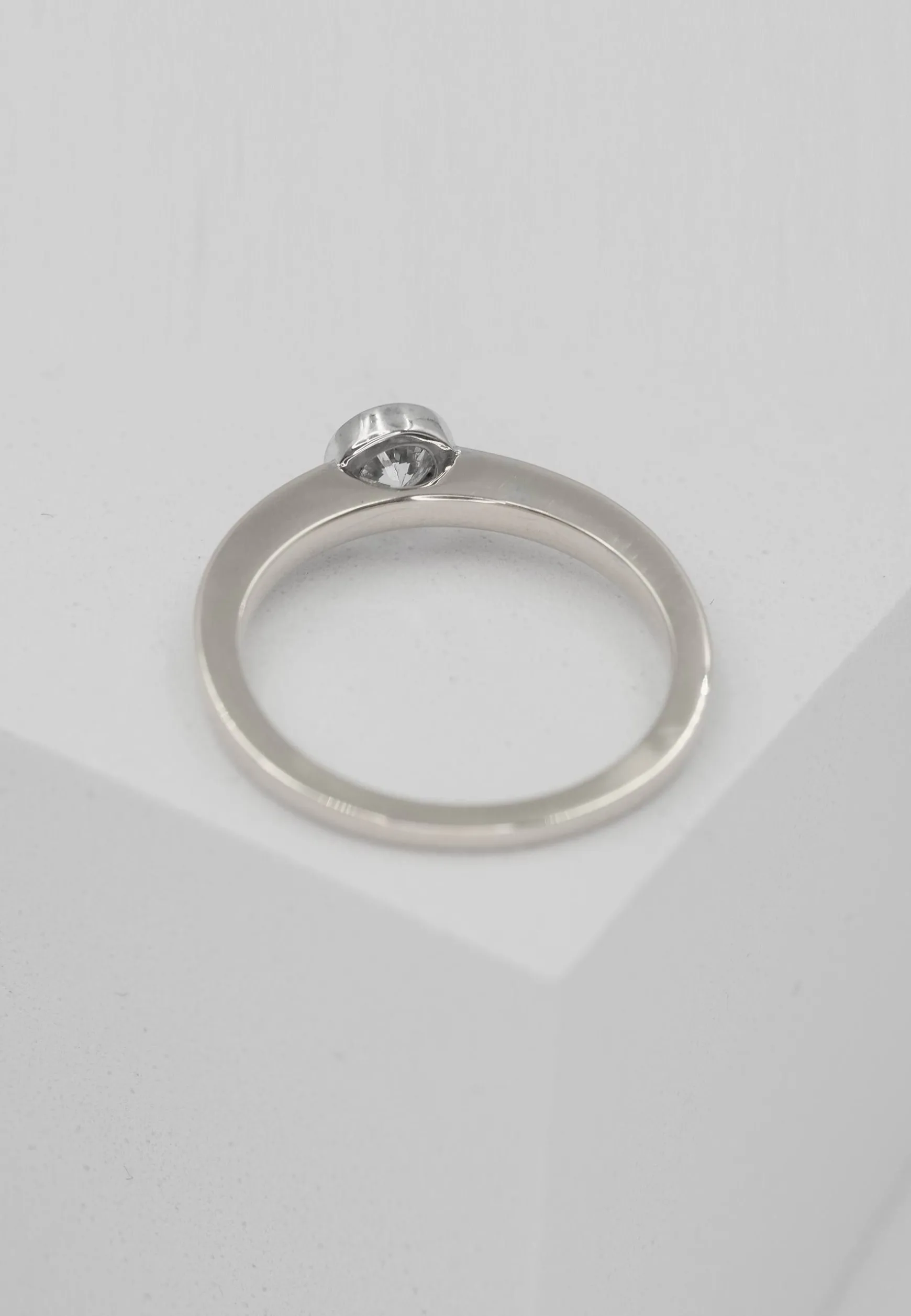 Solitär Ring Zargen-Fassung Weissgold 750, Brillant 0.33ct. (56)