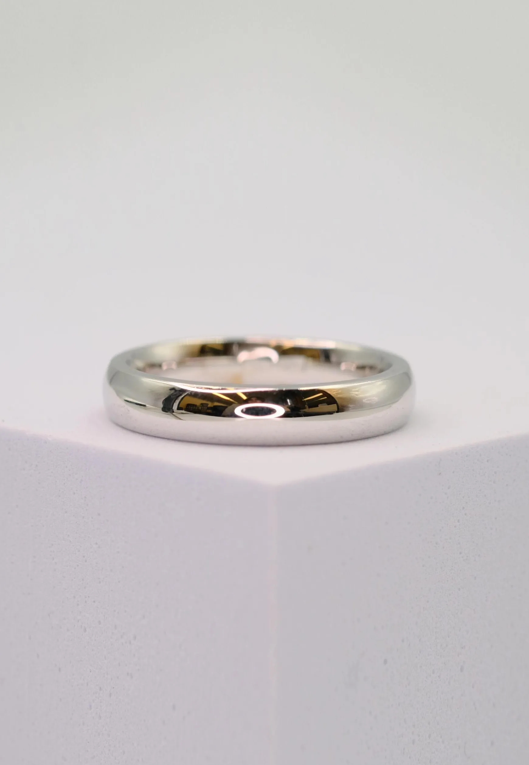 Trauring Weissgold 750 Innenschiene bombiert (64)