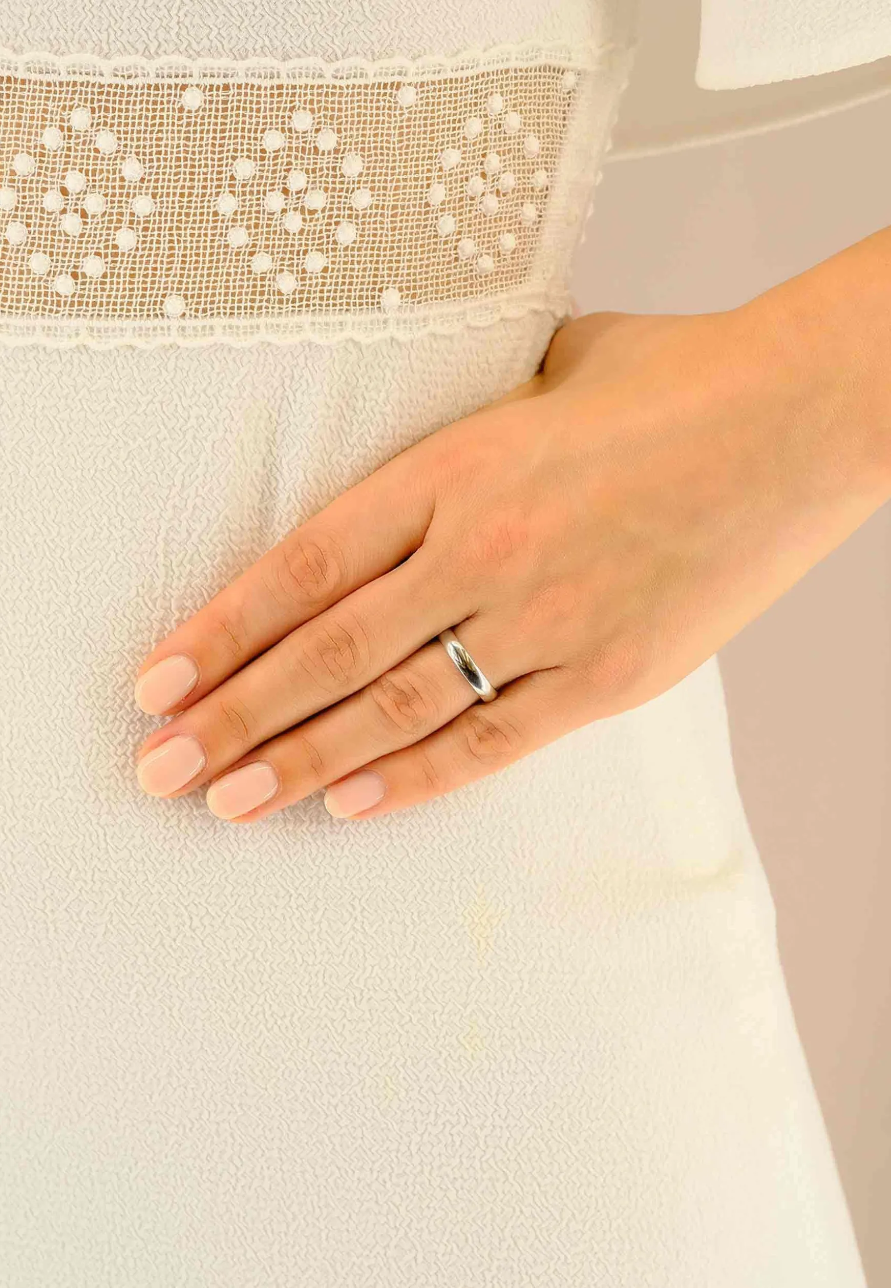 Trauring Weissgold 750 Innenschiene bombiert (64)